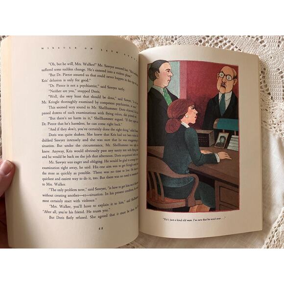 Miracle on 34th Street: 1991 Scholastic Edition, Tomie dePaola Illustrations - Picture 6 of 7